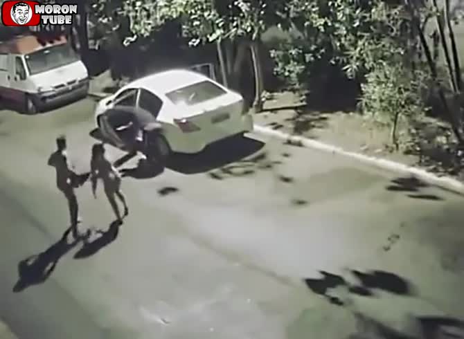 Video :A couple having sex in their car is interrupted by thieves